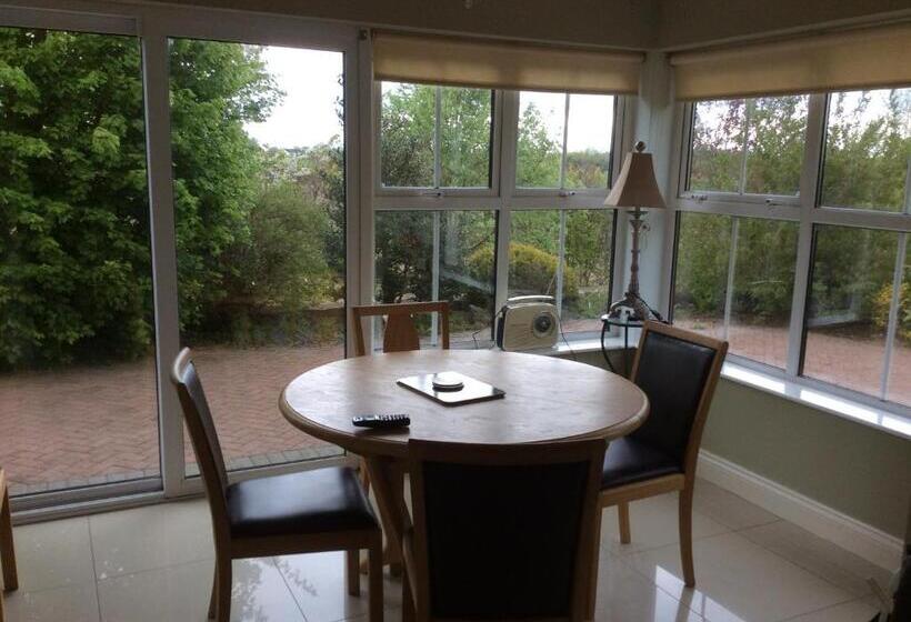 חדר אקונומי, Keyfield House