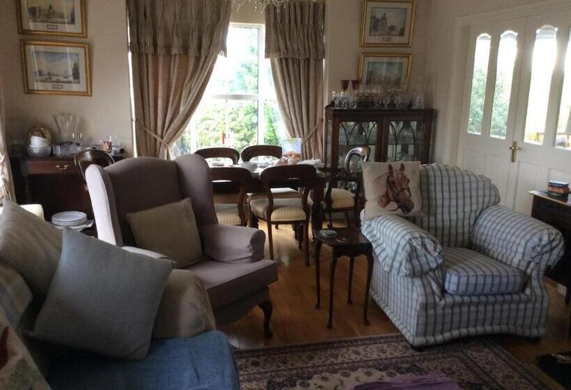 חדר אקונומי, Keyfield House