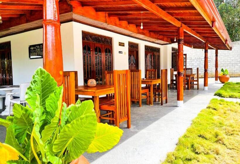 Номер Deluxe, Tharurashmi Sea Pond Villa & Surf Hostel   Hiriketiya