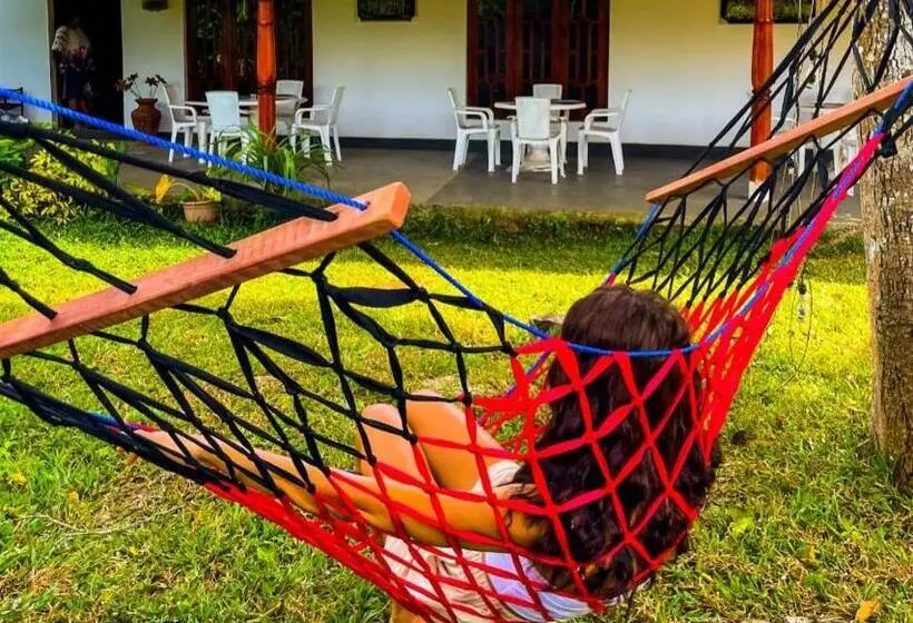 デラックスルーム, Tharurashmi Sea Pond Villa & Surf Hostel   Hiriketiya