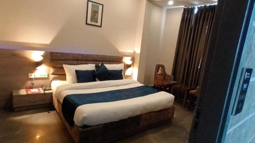 חדר דלוקס, The Lamp