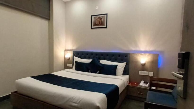 חדר דלוקס, The Lamp