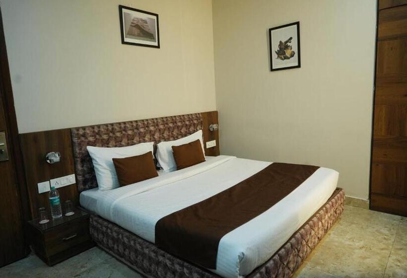 חדר דלוקס, The Lamp