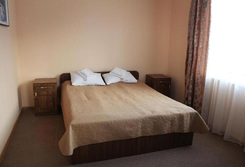 اتاق استاندارد با چشمانداز کوهستان, Yasinya