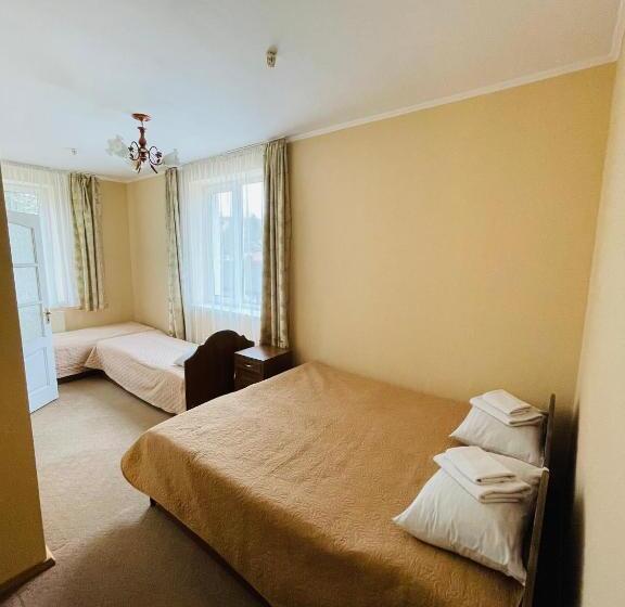 اتاق خانوادگی, Yasinya