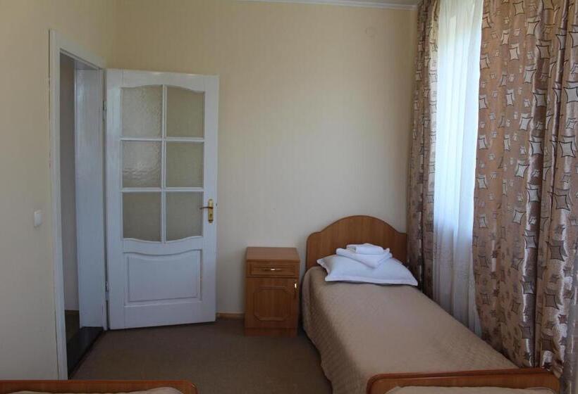 اتاق استاندارد سه نفره, Yasinya