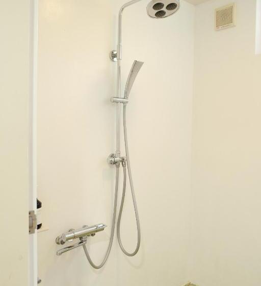 Habitación Familiar, 姉と弟の家