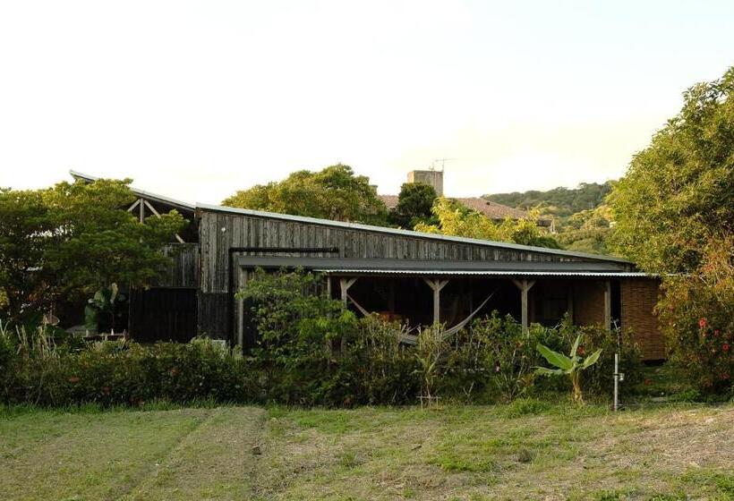 Habitación Familiar Vista Jardín, 姉と弟の家