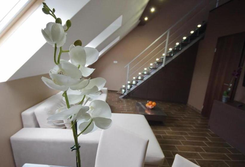 اتاق خانوادگی, Royal Residence Apartments