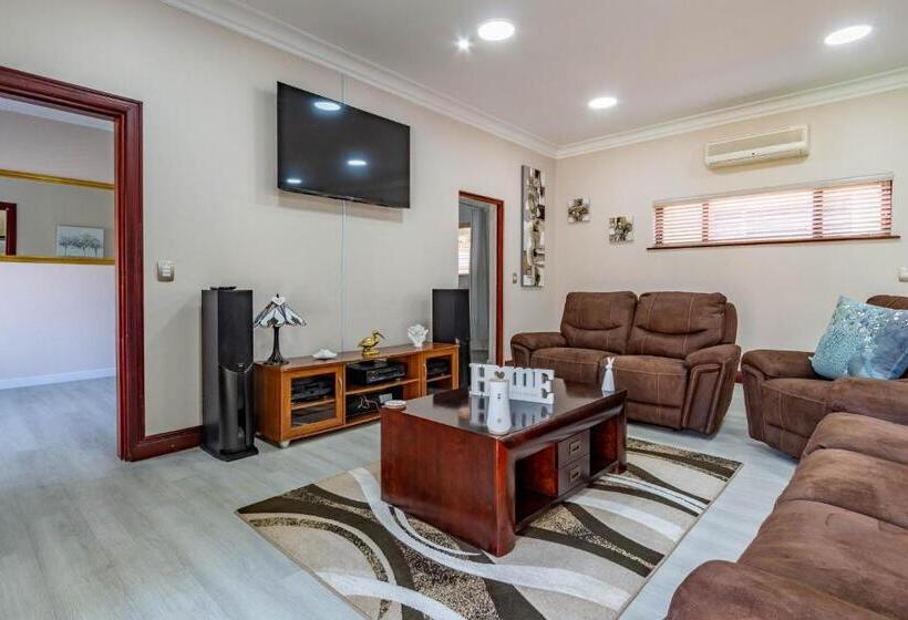 Студио Стандарт Вид на Бассейн, Rsa Lodge