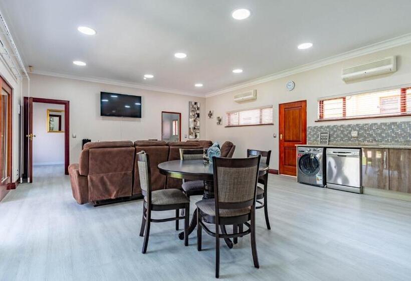 Студио Стандарт Вид на Бассейн, Rsa Lodge