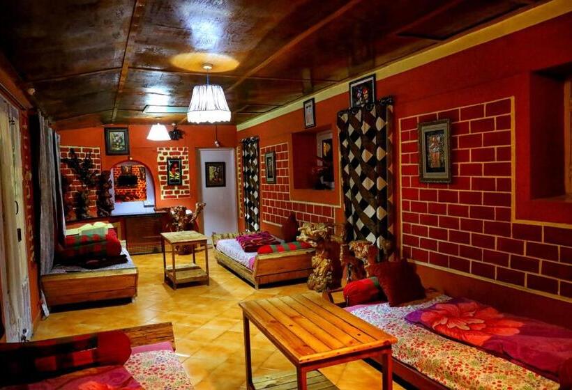 سوییت با چشمانداز کوه, Kodai Heaven