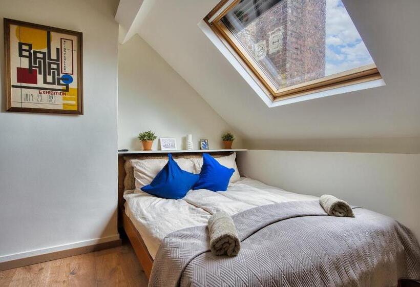 استودیوی استاندارد, Comenstay Brussels