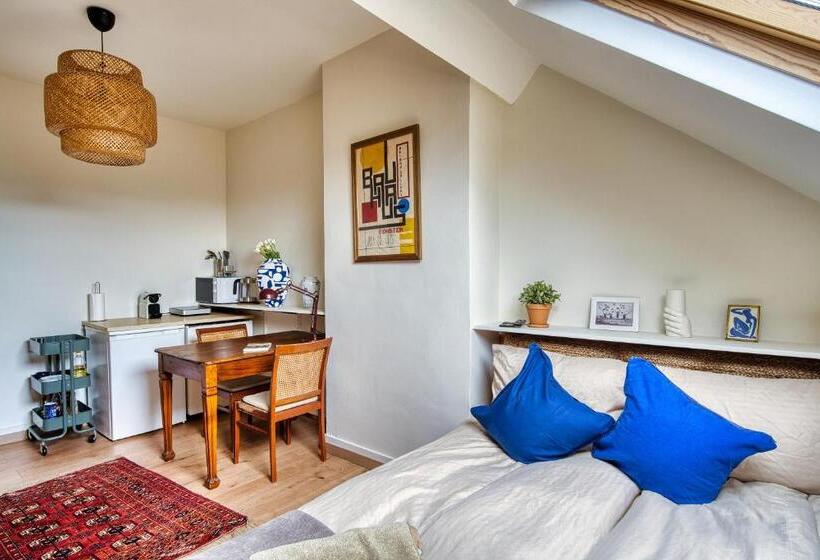 استودیوی استاندارد, Comenstay Brussels