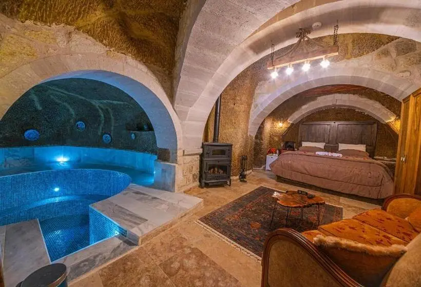 Suite with Pool, Belenus Cave House