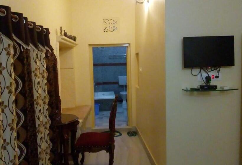 اتاق استاندارد با تخت بزرگ, Himmat Niwas