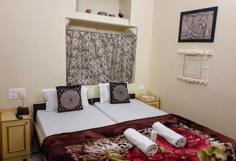 اتاق لوکس, Himmat Niwas