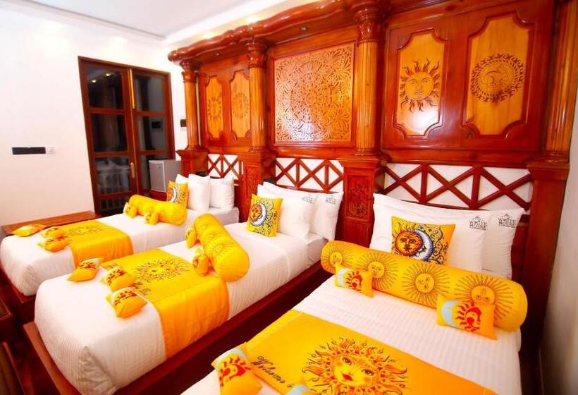 带阳台的三人标准间, White House