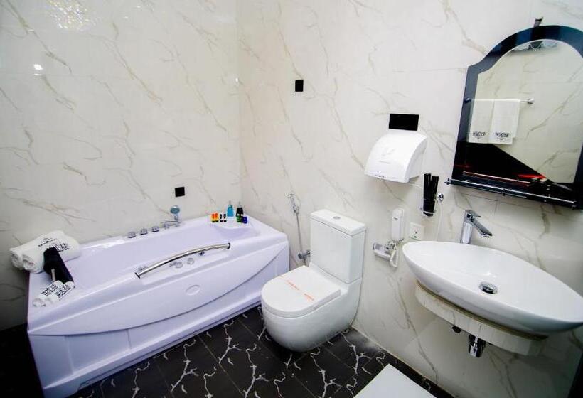 标准三人间, White House