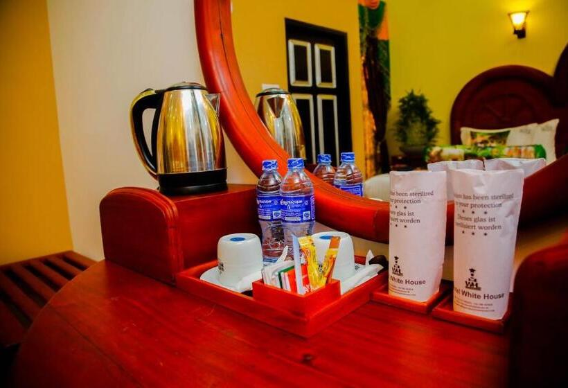 标准三人间, White House