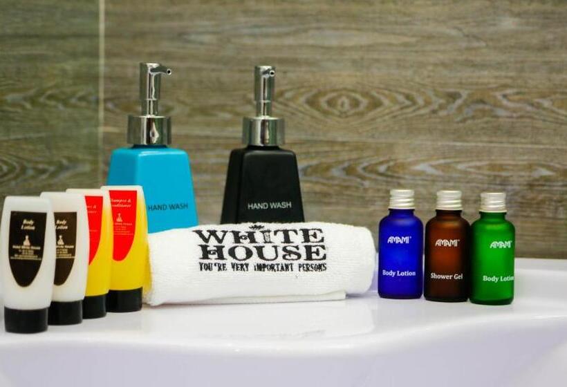 标准三人间, White House