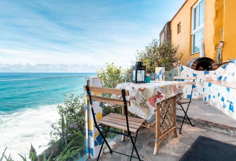 غرفة عائلية مطلّة علي البحر, Casanaga