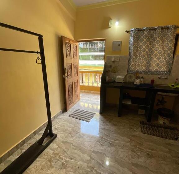 اتاق لوکس, Jason Guest House
