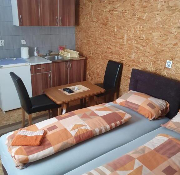 استودیوی استاندارد, Morehead Guesthouse Vlasic