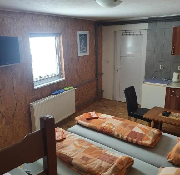 استودیوی استاندارد, Morehead Guesthouse Vlasic