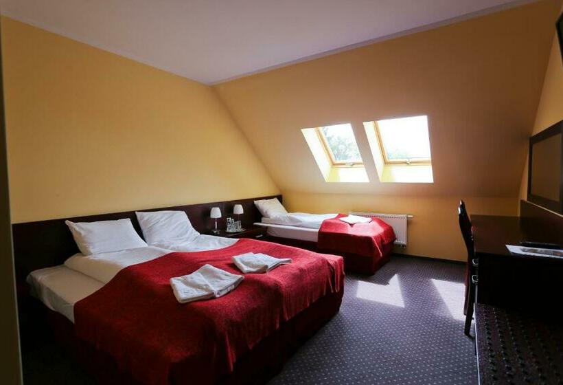 חדר סטנדרט לשלושה, Edmar