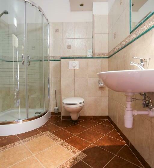 חדר סטנדרט לשלושה, Edmar