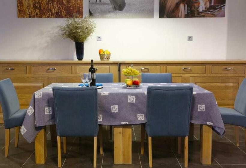 패밀리 스위트, Hédervári Lovas Vendégház