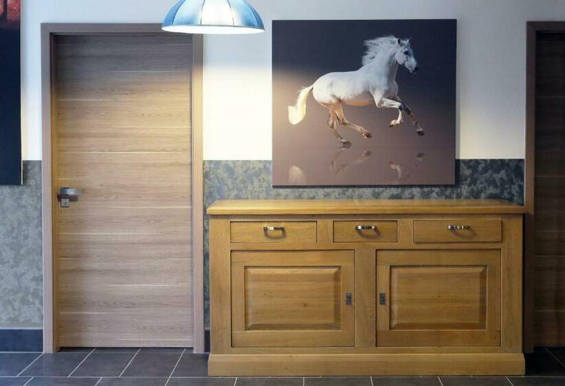 패밀리 스위트, Hédervári Lovas Vendégház