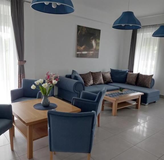 패밀리 스위트, Hédervári Lovas Vendégház