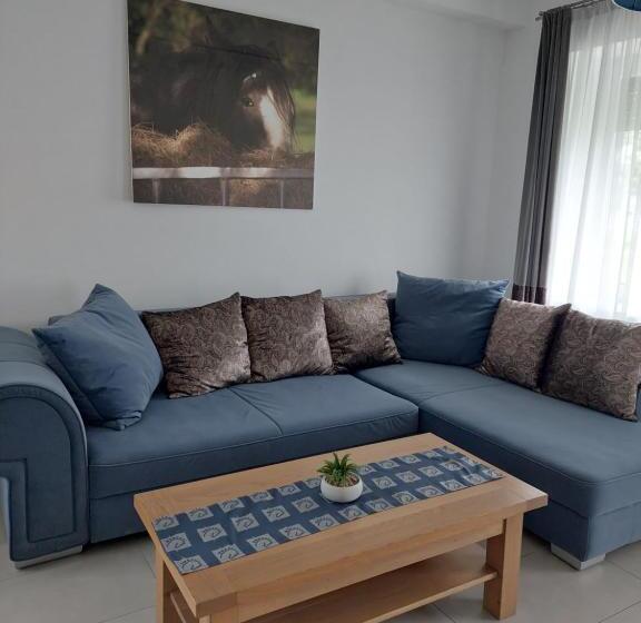 패밀리 스위트, Hédervári Lovas Vendégház