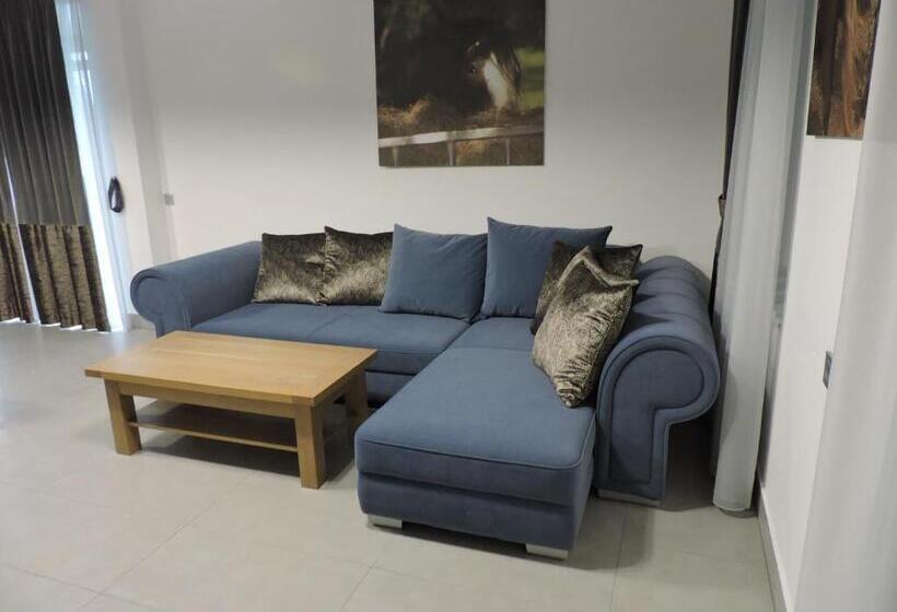 패밀리 스위트, Hédervári Lovas Vendégház