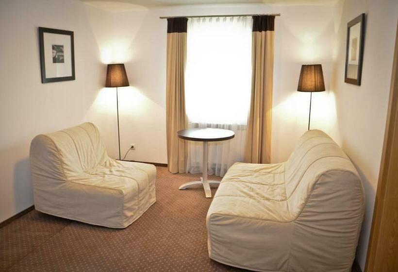 四人标准间, Kuklówka Conference