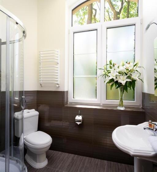 اتاق راحتی سه تخته, Modlin Palace