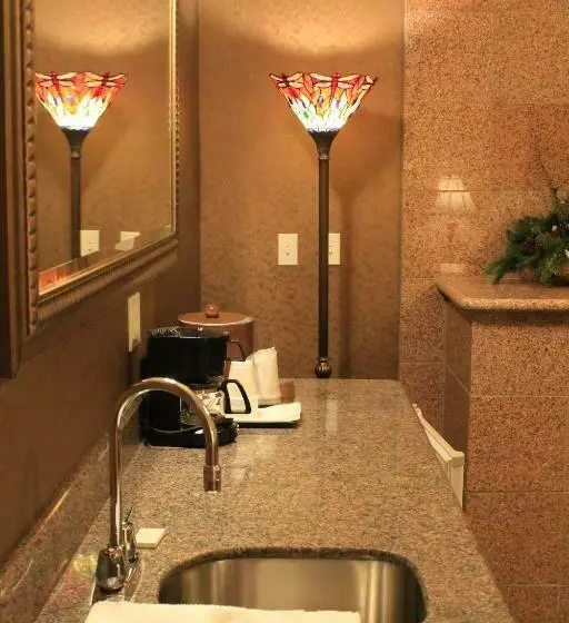 スイート, Rushmore Express & Suites