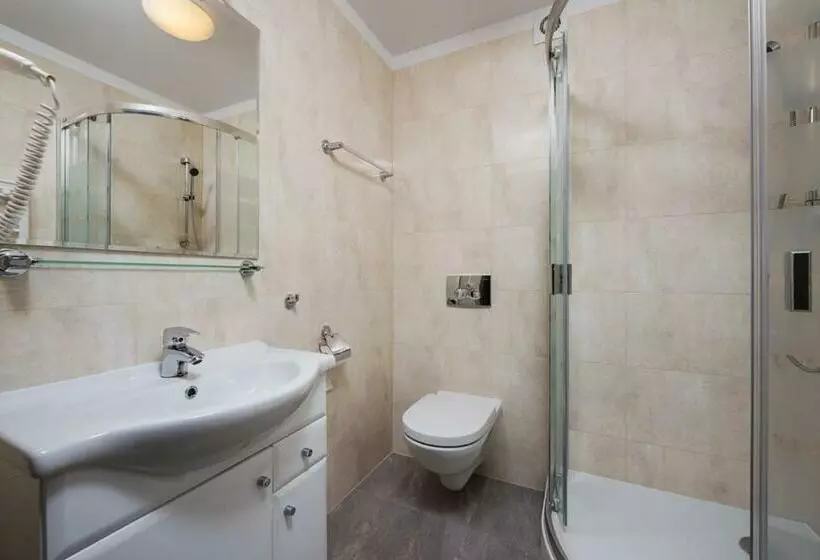 Standard Kolmen Hengen Huone, Szafir
