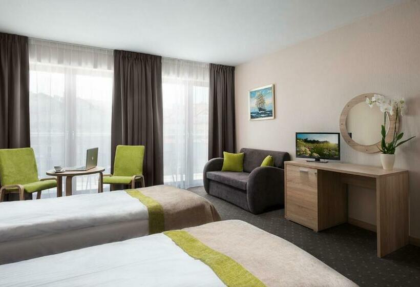 اتاق استاندارد سه نفره, Szafir