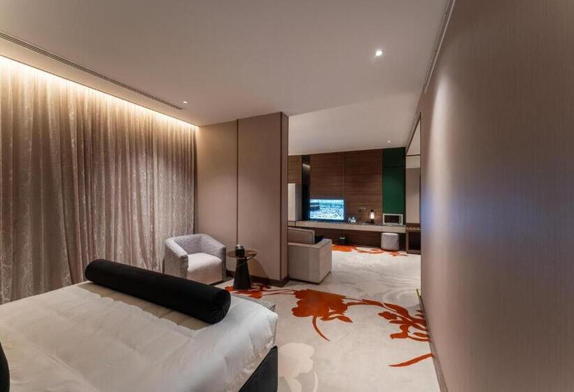 Junior Süit, Lilac Park