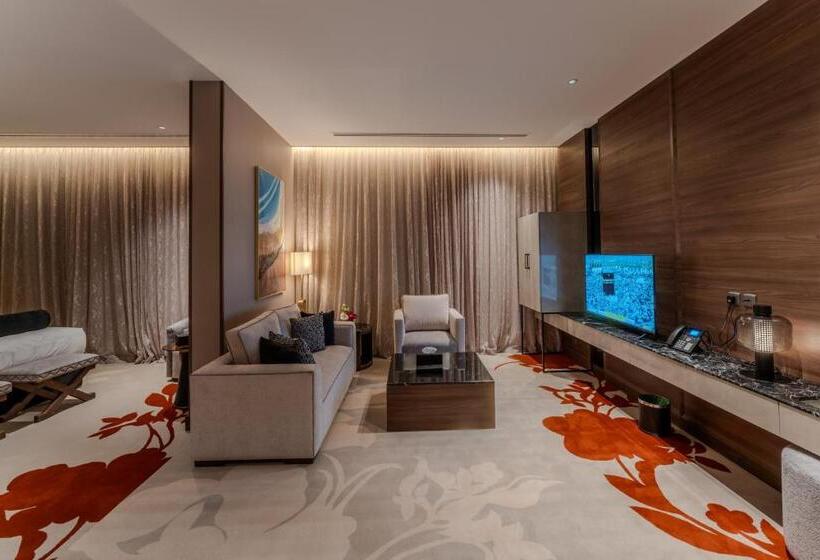 Junior Süit, Lilac Park