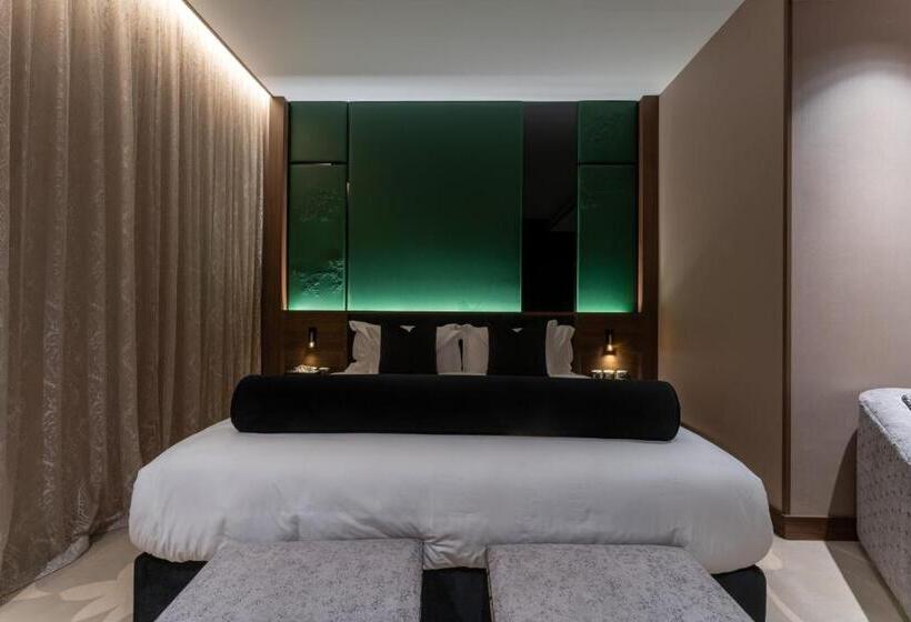 Delüks Süit, Lilac Park