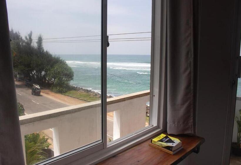 חדר דלוקס עם מרפסת נוף לים, The Stables Hotel Midigama