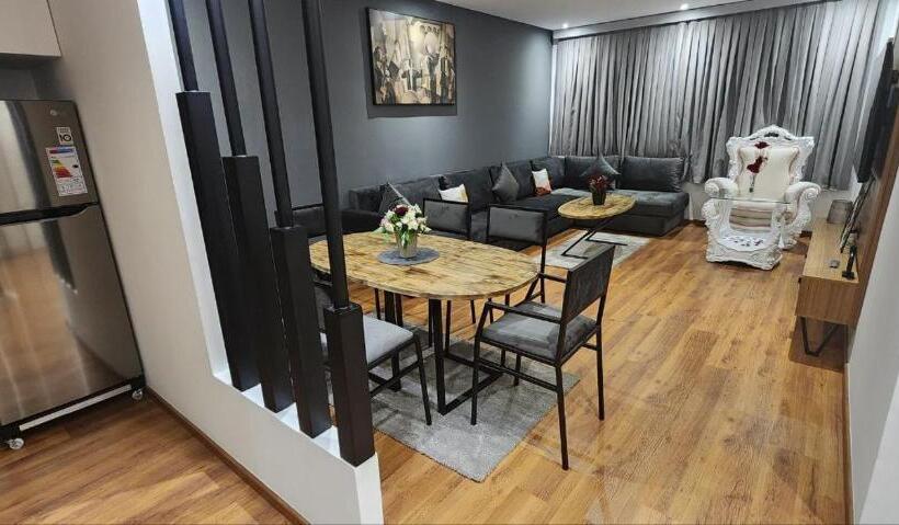 דירת שני חדרים, Abm House