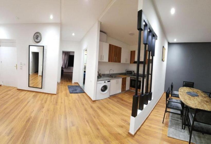 דירת שני חדרים, Abm House