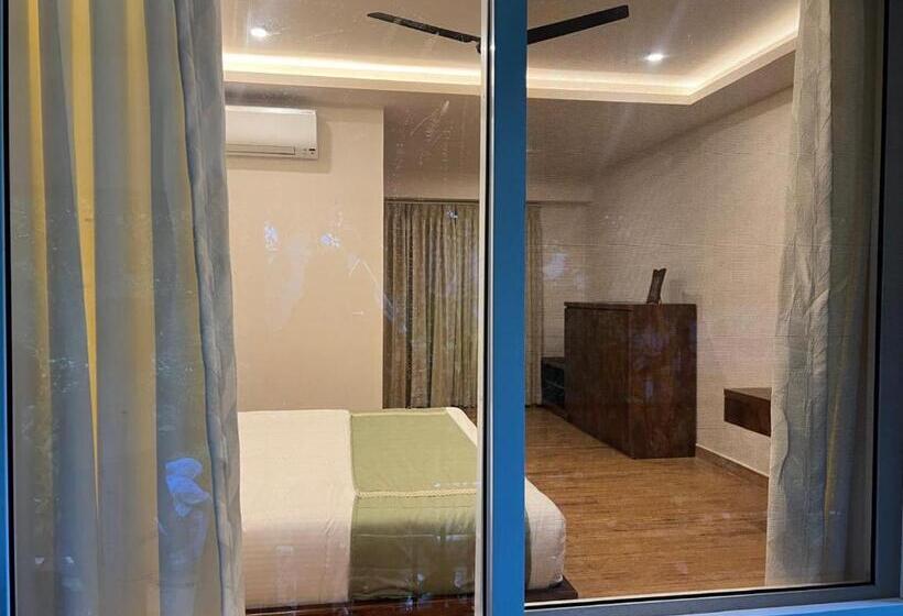 סוויטה עם מרפסת, Inika