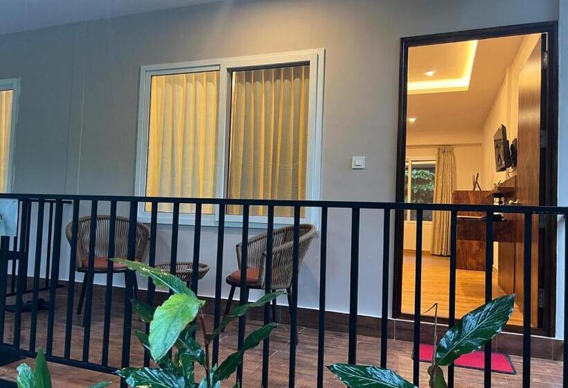 סוויטה עם מרפסת, Inika