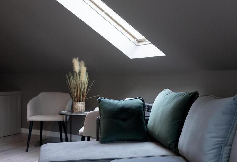 غرفة عائلية, R.